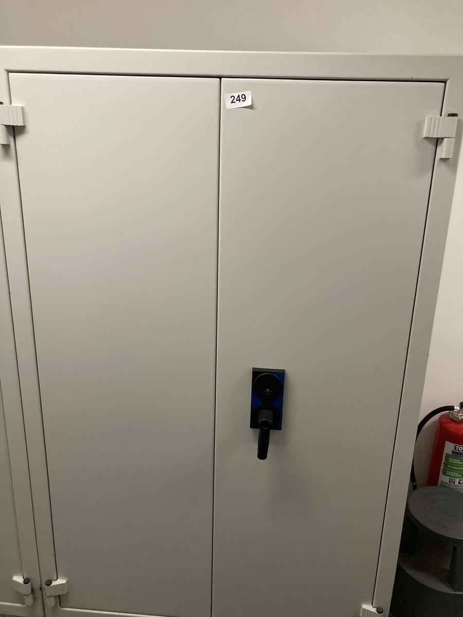 Feuerfester Aktenschrank, Maße: ca. 126 x 60 x 195 cm